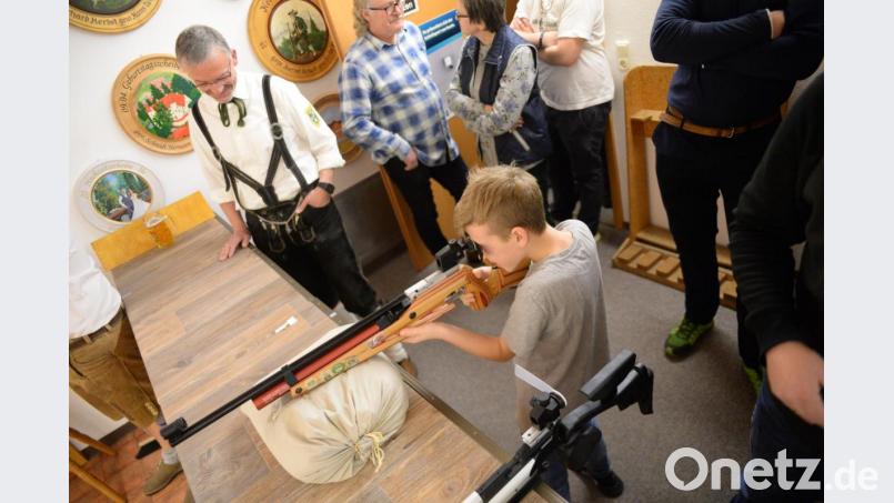 Schuß auf die Glaskugel, für die jungen auch mit etwas Sandsackunterstützung. Bild: Andreas Brückmann