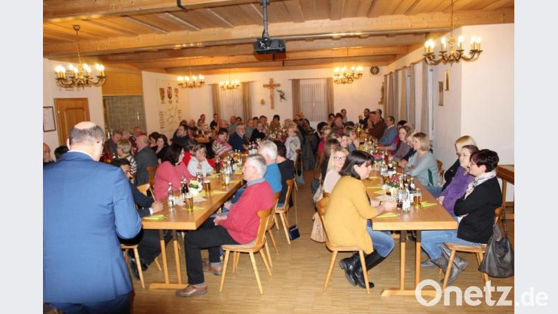 Viele Gäste kamen zum Helferessen der Pfarrei. Bild: soj