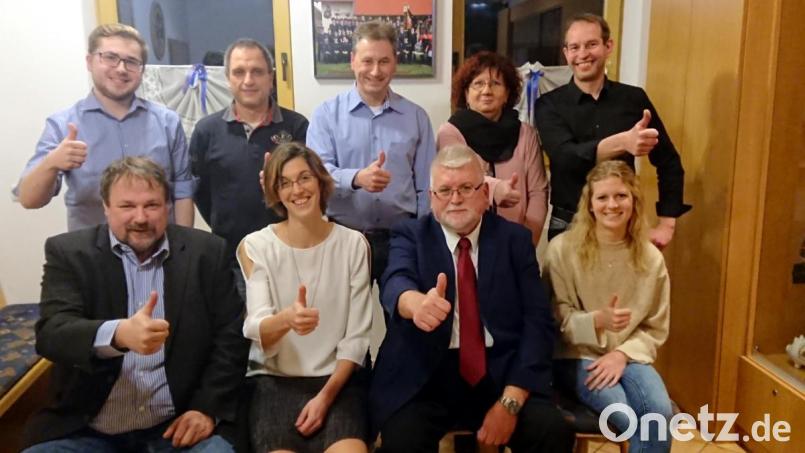 Ein Teil des SPD-Kandidatenteams: (hinten, von links) Felix Pickelmann, Horst Sommer, Erich Pickelmann, Petra Iwanek, Ralf Schneider, (sitzend, von links) Joachim Iwanek, Marina Rischan, Bürgermeister Hans Durst und Bianca Iwanek. Bild: exb