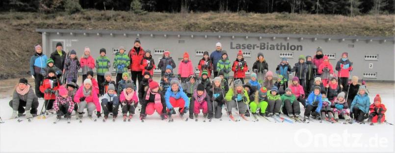 Die dritten und vierten Klassen der Zottbachtal-Grundschule Pleystein sind mit großem Eifer in den Loipen des Skilanglaufzentrums Silberhütte unterwegs. Bild: tu