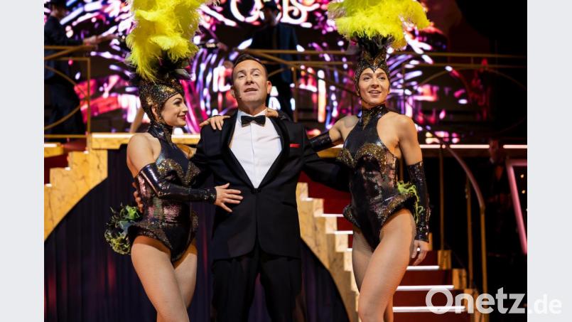 Unter der Regie von Helmut Warmuth gelingt ein mitreißendes Frank-Sinatra-Musical und gewinnt mit Tam Ward als älterer Frank Sinatra eine verblüffende Authentizität. Bild: Dominik Gruss