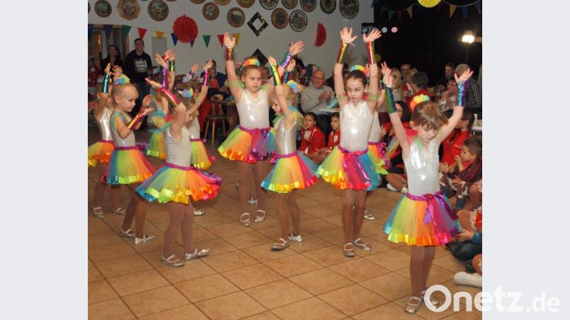 Die Mädchen der Bambinigarde zeigten einen tollen Showtanz unter dem Motto „Regenbogen“. Bild: sön
