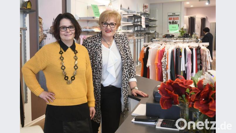 Yvonne Härtl (links) freut sich auf ihre neue Aufgabe. Sie führt ab 1. März „Rosis Mode“ von Rosi Reiser-Hartinger weiter. Bild: Gabi Schönberger