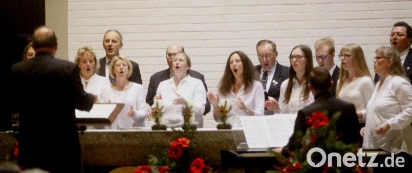 "Go tell it on the Mountain": Mit einem rhythmischen Spiritual stieg der kleine Chor des Sängerbundes in das Konzert ein. Bild: Hirsch