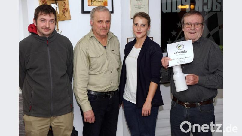 Sven Bochnik übernahm den freien Posten des Jugendwarts. Er und Vorsitzender Willi Stahl sowie neue Zweite Schriftführerin Susanne Stahl dankten Günther Weber (von links) für 40-jährige Treue. Bild: bkr