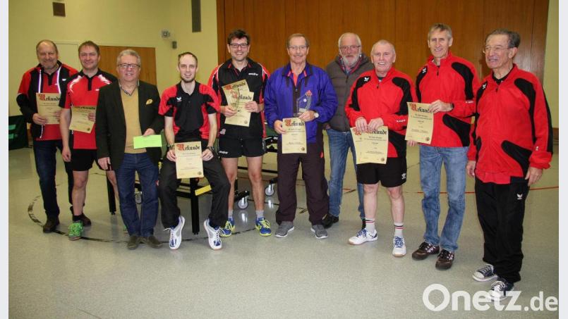 Die Tischtennis-Vereinsmeister des TB-Jahn wurden in der Schulturnhalle ermittelt. Spartenleiter Josef Sertl (rechts), Vorsitzender Gerd Priemer (Vierter von rechts) und Bürgermeister Toni Dutz (Dritter von links) gratulierten. Bild: wro