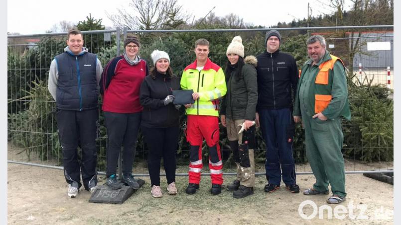 Die Mitglieder der KLJB mit Unterstützer Josef Schreglmann (rechts) geben direkt nach Beendigung der Sammelaktion den Erlös an den Leiter der „First-Responder"-Gruppe, Justin Goß (Mitte), weiter. Bild: lep