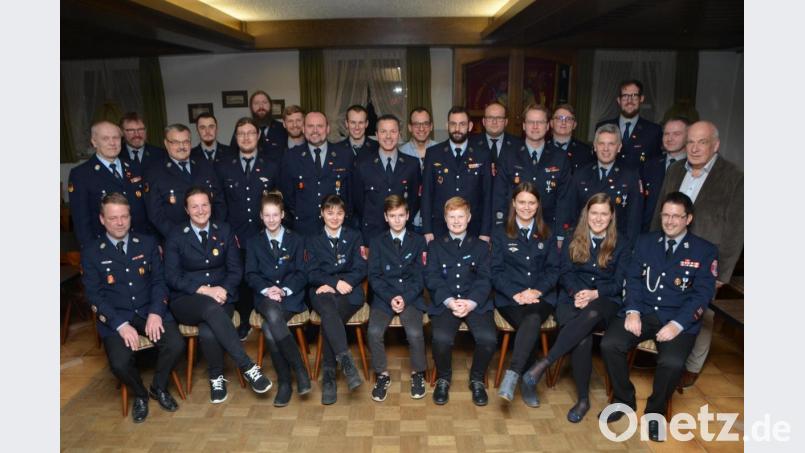 Über 30 Feuerwehrkräfte beteiligen sich am Feuerwehrfitnessabzeichen. Kommandant Markus Kindl (vorne, rechts) und Harald Dirnberger (stehend, links) erhalten sogar die Jubiläumsbandschnalle. Dritter Bürgermeister Johann Gollwitzer (stehend, rechts) gratuliert und lobt die engagierte Mannschaft. Bild: dob