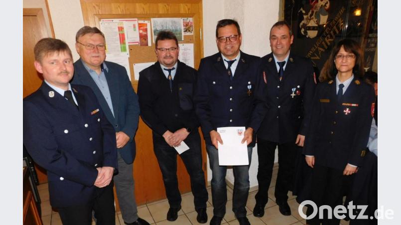 Der neue Vorstand um Vorsitzenden Harald Schwenk (Fünfter von links) und Kommandant Markus Seitz (Sechster von rechts). Es gratulierten Kreisbrandinspektorin Kerstin Schmidt, Kreisbrandmeister Jürgen Küffner und Bürgermeister Manfred Porsch (Vierte bis Zweiter von rechts). Bild: hai