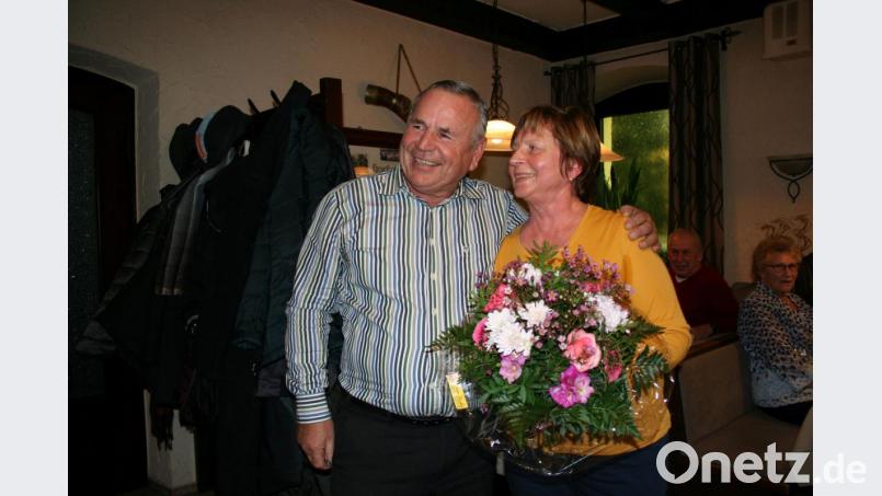 Charmant überreicht &quot;Frohsinn“-Vizevorsitzender Fritz Gradl an Brigitte Dromann als Dank für die Unterstützung ihres Ehemannes Erwin bei seiner Arbeit im Dienst für den Eschenbacher Geselligkeitsverein und ihrer eigenen vielfachen Tätigkeit beim Vorbereiten der Vereinsfeste einen Blumenstrauß. Bild: gpa