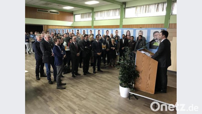 Bürgermeisterkandidat Sebastian Hartl (am Rednerpult) setzt unter anderem auf das CSU-Netzwerk, wie er beim Neujahrsempfang im Naabtalhaus sagt. Bild: eig