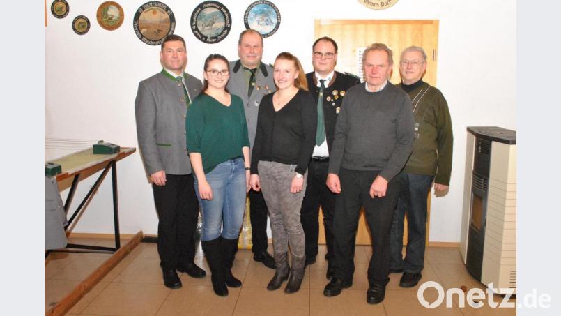 Bürgermeister Rainer Rewitzer, Sportleiterin Manuela Vogl, Schützenmeister Willi Striegl, die neue Jugendsportleiterin Christina Rupprecht, Gauschützenmeister Stefan Brandmiller, Gründungsmitglied Willi Stahl und Gauehrenschützenmeister Michael Olbrich (von links). Bild: tu