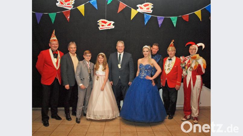 Mit einem dreifachen „Rieden oho“ begrüßten Präsident Daniel Kellner, 2. Bürgermeister Josef Weinfurtner, Kinderprinz Tim I. mit Prinzessin Hanna I., Landrat Richard Reisinger, Prinzessin Melanie III. und Prinz Sven I., Ehrenpräsident Joachen Ernst und Hofnarr Kurt Zittlau (von links) die Besucher des Seniorennachmittags. Bild: sön