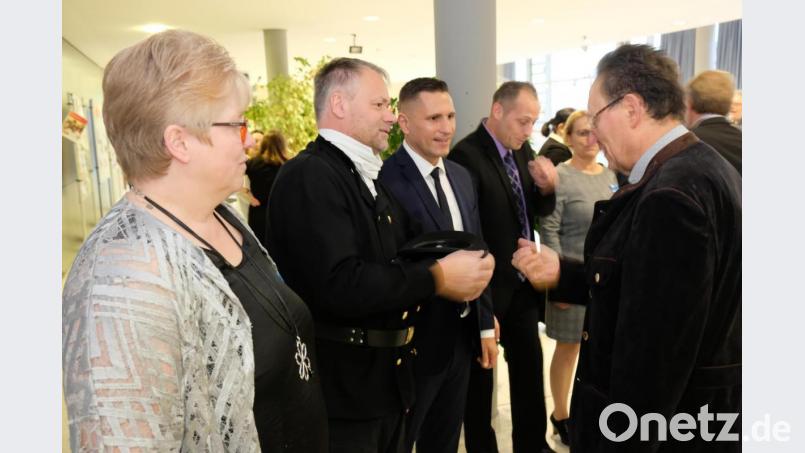 Zum Händeschütteln postiert sich die CSU-Riege schon am Eingang der Schulaula. Bezirkskaminkehrermeister Roland Galitzendörfer verteilt die Glückscents. Bild: do
