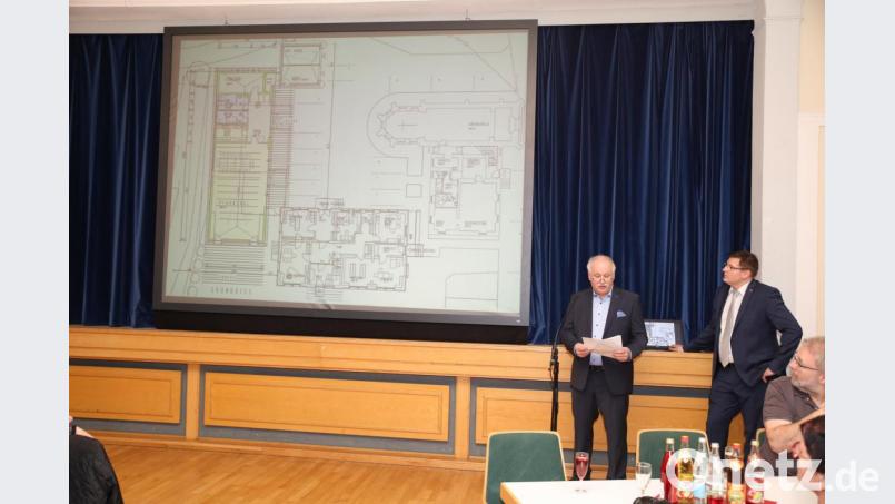 Kirchenpfleger Alfons Meierhöfer (links) stellte unter anderem die Planungen zum neuen Pfarrsaal vor. Mit auf dem Bild Pfarrgemeinderatsvorsitzender Holger Popp. Bild: njn