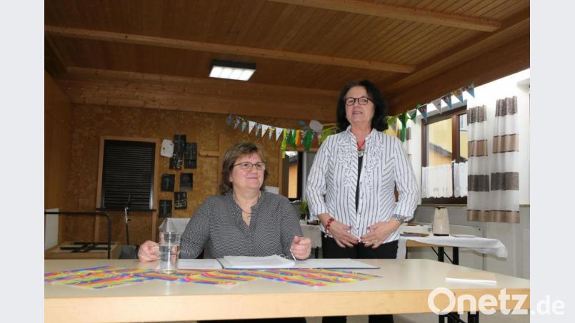 Petra Knodt (rechts) hatte zum Frauenfrühstück zur Unterhaltung Anni Lautenbacher eingeladen. Ein echter Glücksgriff, wie sich herausstellen sollte. Bild: ils
