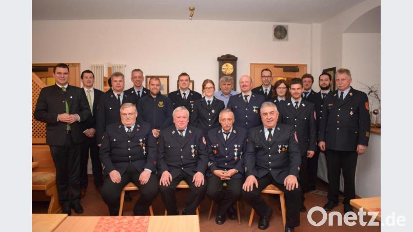 Die Feuerwehr Trausnitz konnte vier Feuerwehrmänner für 25jährige und sechs für 40jährige aktive Dienstzeit auszeichnen. Die Auszeichnung überreichten Landrat Thomas Ebeling (links) und Bürgermeister Martin Schwandner (Zweiter von links) sowie die Führungskräfte der Feuerwehr. Bild: bnr