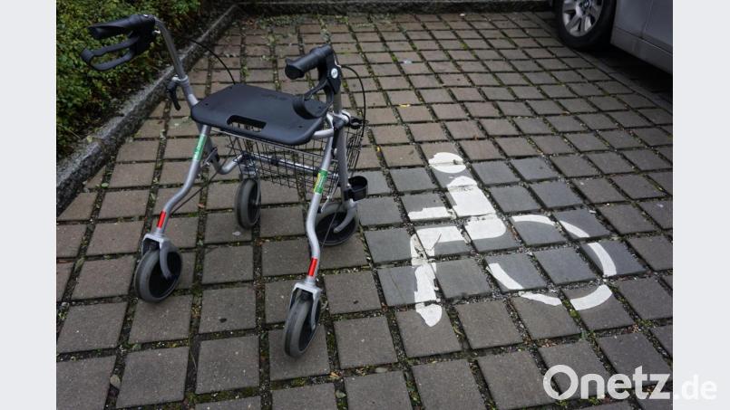 Geheingeschränkte Senioren, die etwa nur noch mit einem Rollator einigermaßen mobil sind, sollten Behindertenparkplätze benutzen dürfen, finden Experten aus der Region. Symbolbild: jut