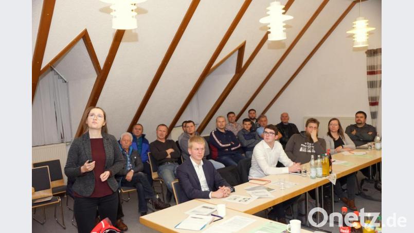 Auf dem Bild sind zu sehen Marion Fink (stehend), rechts von ihr sitzt Projektleiter Michael Engelmann und ganz rechts der duale Student Johannes Böhm Bild: bkr