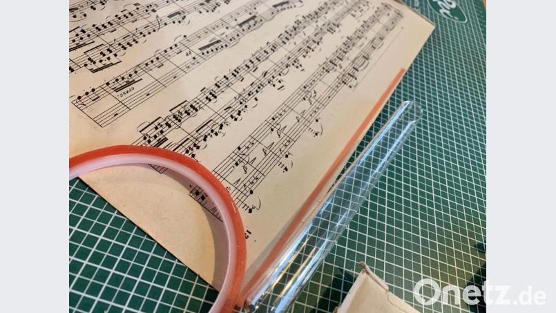 Das doppelseitige Klebeband (hier rot) etwas länger lassen als das Reagenzglas. Bild: mia