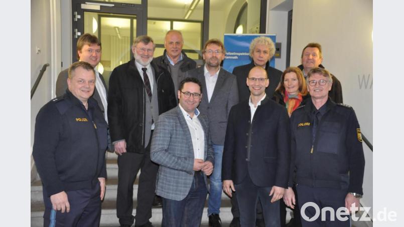 Polizeihauptkommissar Dieter Striegl und Oberkommissar Thomas Schopf (vorne, rechts und links) gaben der Delegation der Freien Wähler einen Einblick in ihre Arbeit. Bild: ak