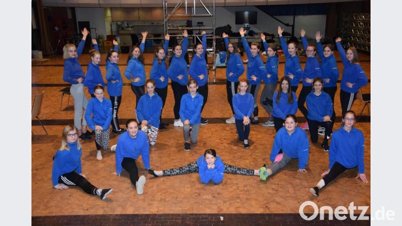 Die Jugendgarde des VFV: 25 Mädchen zwischen 12 und 17 Jahren zeigen beim Familienball am 26 Januar das erste Mal ihr Programm zum Motto &quot;Es war einmal...Märchen neu vertanzt&quot;. Bild: fla
