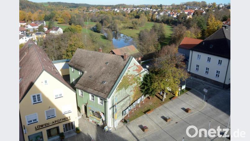 Das grüne "Trommeranwesen" am Stadtplatz 43 ist eines der Projekte, für dessen Fortsetzung der Stadtrat im Haushalt die finanziellen Weichen gestellt hat. Bild: Gabi Schönberger