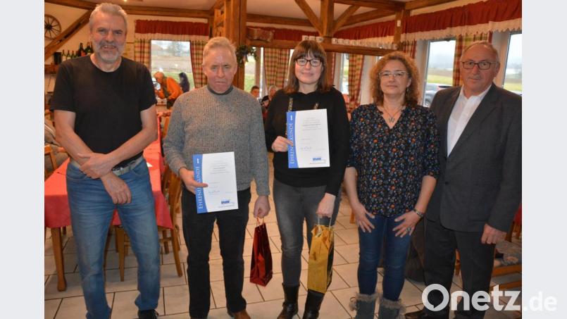 Langjährige Mitglieder ehrte der VdK Neualbenreuth und dankte für die Treue zum Sozialverband. Von links stellvertretender Vorsitzender Günter Plonner, Artur Kursawe, Gertraud Ernstberger, Vorsitzende Andrea Gutwein und Kreisvorsitzendr Georg Brand. Bild: jr