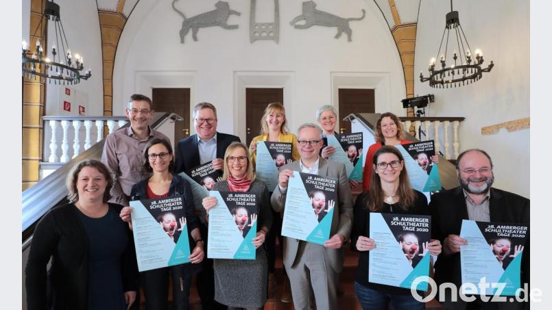 Mit Oberbürgermeister Michael Cerny (hinten, Zweiter von links), Kulturreferent Fabian Kern (vorne, Dritter von rechts), Kulturamtsleiter Reiner Volkert (hinten links), Theaterberaterin Barbara Hauck (vorne links) und Kathrin Schmidt von der Sparkasse (vorne, Dritte von links) stellten die Leiter der Theatergruppen der beteiligten Schulen das Programm der Schultheatertage vor. Bild: Wolfgang Steinbacher