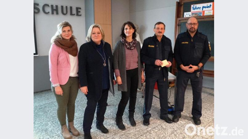 Rektorin Christine Schneider (Zweite von links) stellte mit Beratungslehrerin und Konrektorin Christine Losch (Mitte) sowie den beiden Polizeibeamten Karlheinz Senft und Armin Ismail (von links) den Eltern die Referenten des Abends vor. Bild: weu