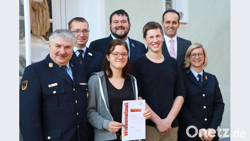 Jugendleistungsabzeichen und Wissenstest haben Eva Pilhofer und Marco Ehras erfolgreich absolviert. Die Führungskräfte gratulieren dazu. Bild: gru