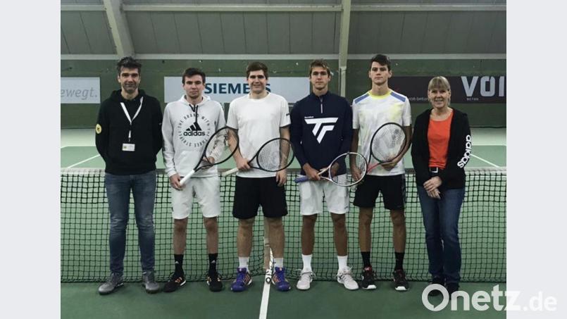 Turnierleiter Peter Hofauer mit den vier top-gesetzten Spielern Dominik Böhler, Yvo Panak, Sebastian Prechtel und Kai Lemstra sowie der B-Oberschiedsrichterin Sabine Henn (von links). Bild: exb