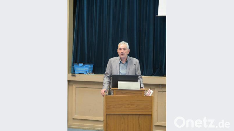 „Bei der Berufswahl Ihres Kindes spielen die Eltern eine entscheidende Rolle“, betonte Berufsberater Richard Zentner beim Informationsabend für die Eltern der Neuntklässler. Bild: jzk