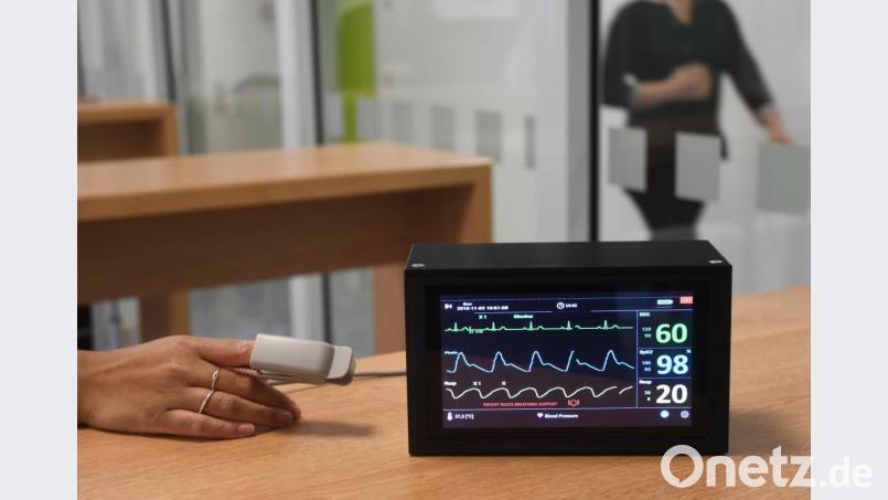 Der Preis „best project“, dotiert mit 10.000 Euro für die Durchführung besonders beispielhafter Projekte in Forschung und Lehre an der Hochschule, geht in diesem Jahr an Professor Burkhard Stolz, Professor Jörg Holzmann und Alexander Herzner. Gemeinsam mit Medizintechnik-Studenten der OTH entwickeln sie ein EKG-Gerät, das auch in Entwicklungsländern nachgebaut werden soll. Bild: Gabi Schönberger