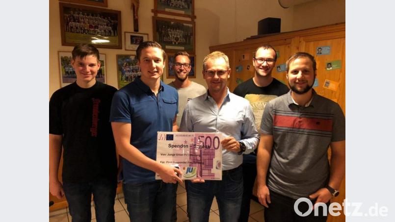 Bei der Spendenübergabe (von links): Max Märkl, Johannes Greß, Alexander Freller, Christian Straller, Matthias Zeitler und Peter Butz. Bild: gri