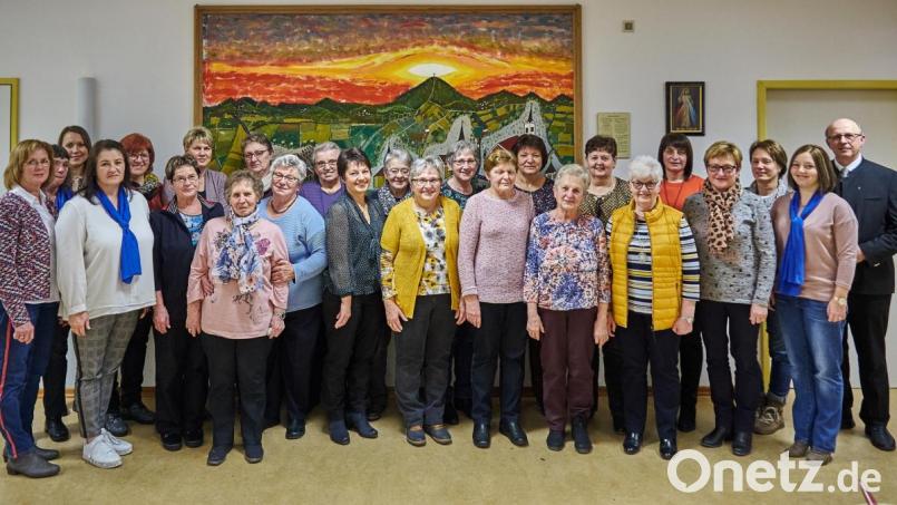 Pfarrer Herbert Rösl (rechts) und die Vorstandschaft (links) zeichneten zahlreiche Mitglieder des Frauenbundes Teunz für 30 und 25 Jahre Zugehörigkeit aus. Obwohl die Solidarität im Verein groß ist, machen sich die Verantwortlichen Gedanken über die Entwicklung der Mitgliederzahlen. Beispielsweise wurden im Vorjahr keine Neuaufnahmen verzeichnet. Bild: tkr