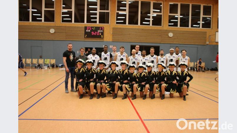 Der Pressather Faschingsverein (PFV) zeigt, was er kann: Beim Basketballspiel der DJK Pressath treten die PFV-Mitglieder in der Halbzeit auf und unterhalten die Zuschauer. Bild: sne