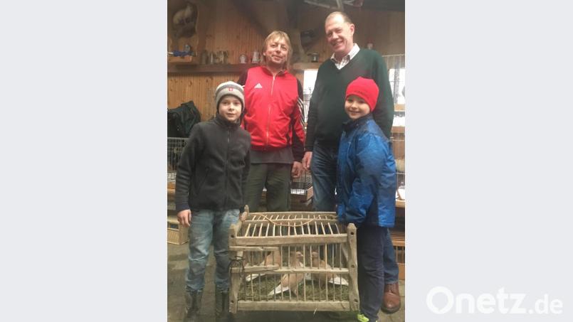 Regie beim Taubenmarkt in Ermhof führt der „Schmie“ Gerhard Weber (hinten links), hier mit Zweitem Bürgermeister Fabian Bräutigam und der jüngsten Generation der Geflügelzüchter. Bild: glb