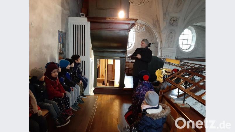 Kindergartenkinder des Franziskus-Kindergartens bekommen von Organisten Tobias Weber in der Stadtpfarrkirche in Pfreimd Informationen über Orgel. Bild: exb