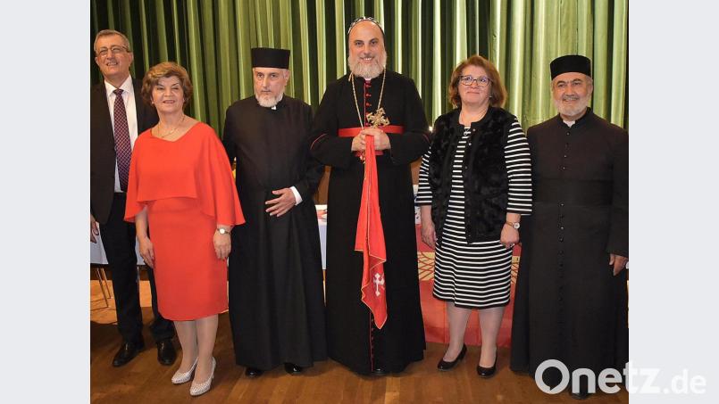 Bei der Feier im Kolpingsaal (von links): Abood Isa (Bruder des Neupriesters), Verdi Akdemir (aktive Christin der aramäischen Pfarrgemeinde Auerbach), Neupriester Philip Isa, Mor Philoxenos Mattias Nayis (Erzbischof der Diözese Deutschland), Aylen Isa (Ehefrau des Neupriesters) und Pfarrer Isa Demir. Nicht im Bild sind die beiden Söhne des Neupriesters, Vasil und Lebared. Bild: sck