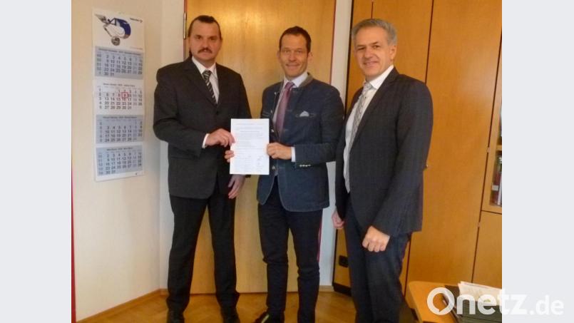 Maximilian Ernstberger (links), Bürgermeisterkandidat der CSU Leonberg, stellte die Unterschriftenaktion im Beisein von MdB Albert Rupprecht (Mitte) und Bürgermeister und Landratskandidat Roland Grillmeier vor. Bild: exb