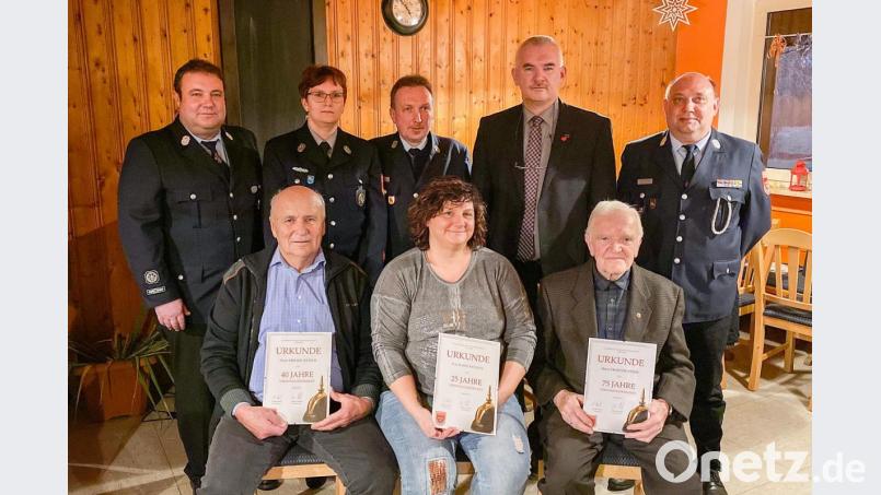 Sie gehören sozusagen zum Mobiliar der Feuerwehr: (Vorne, von links) Erhard Jeltsch (40 Jahre), Karin Krenkel (25 Jahre) und Franz Fichtner (75 Jahre). Es gratulieren (hinten, von links) Matthias Reul, stellvertretende Vorsitzende Stefanie Sieder, Adjutant Martin Gruber, Bürgermeister Uli Roth und Kommandant Markus Krenkel. Bild: nza