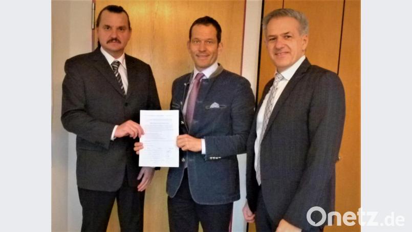 Maximilian Ernstberger (links), Bürgermeisterkandidat der CSU Leonberg, stellte die Unterschriftenaktion im Beisein von MdB Albert Rupprecht (Mitte) und Bürgermeister und Landratskandidat Roland Grillmeier vor. Bild: exb