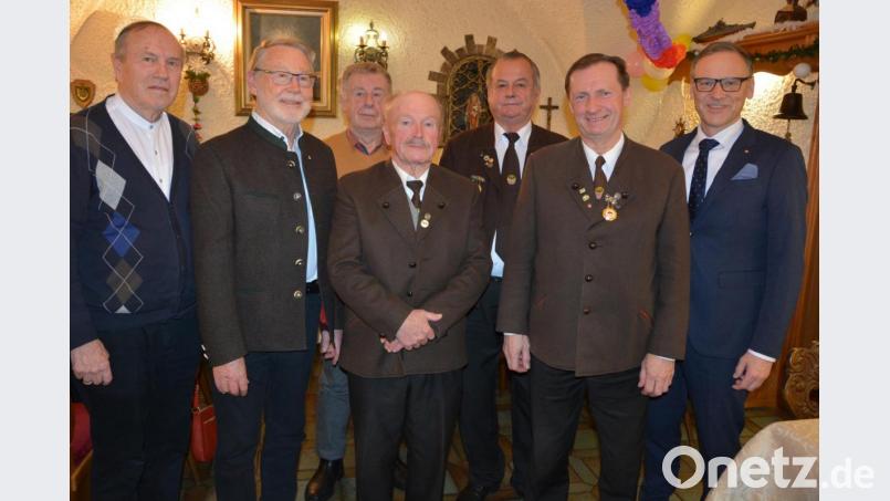 Langjährige Mitglieder ehrte die Eghalanda Gmoi Waldsassen. Von links stellvertretender Vorsitzender Josef Walenta, Ludwig Spreitzer, Siegfried Reith, Helmut Ziegler, Vorsitzender Josef Heinz, Alois Fischer und Bürgermeister Bernd Sommer. Bild: jr