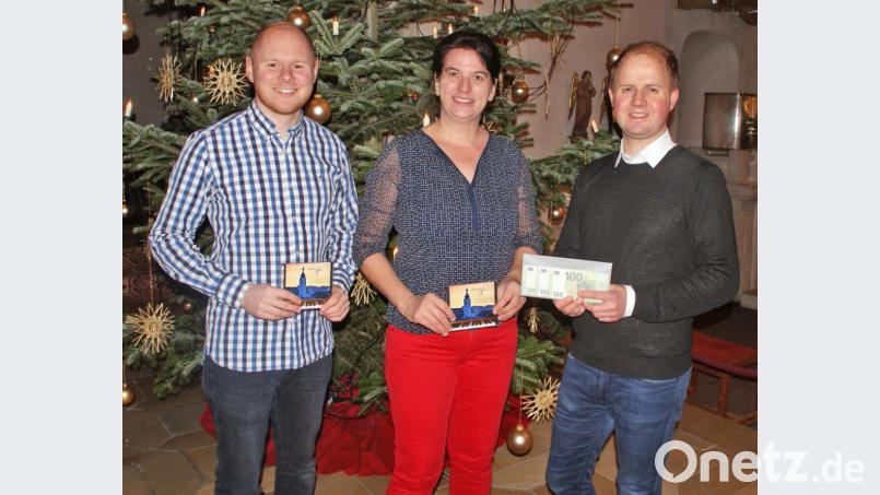 Florian Sorgenfrei und Agnes Jonas überreichten Stadtpfarrer Stefan Wagner 300 Euro aus dem Erlös des DVD-Verkaufs. Bild: agr
