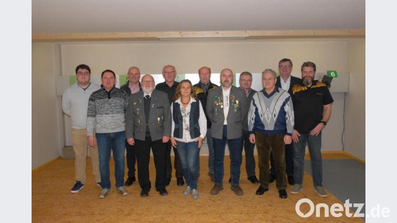 Der neue Vorstand mit Schützenmeister Theo Hummel (Vierter von links), stellvertretendem Schützenmeister Harald Scheuerer (Fünfter von rechts) sowie Bürgermeister Peter Braun (Zweiter von rechts). Bild: pop