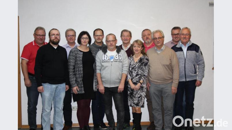 Sie blicken gemeinsam in die kommunalpolitische Zukunft: (von links) Bertram Dürrschmidt, Matthias König, Norbert König, Claudia Sturm, Andreas Heinl, Markus Heinl, Günther Franz, Erni Bühl, Günter Kuhbandner, Albert Thalhammer, Martin Heinl und Dietmar Heinl. Bild: twg