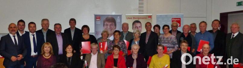 Die zahlreichen Ehrengäste gratulieren beim Festabend zum 100-Jährigen des Schnaittenbacher SPD-Ortsvereins den Jubilaren (vorn, von links): stellvertretende Landrätin Brigitte Bachmann, Bundestagsabgeordnete Marianne Schieder, Erwin Rossel, Helga Färber, Sieglinde Kohl, Bärbel Grützner, Gerald Dagner und Günter Hirmer; hinten (von links): Europaabgeordneter Ismail Ertug, Ortsvorsitzender Daniel Hutzler, Zweiter Bürgermeister Uwe Bergmann, Ex-Abgeordneter Reinhold Strobl, Rudolf Bergmann, Landratskandidat Michael Rischke, Roswitha Kopera, Gabi Gebhardt, Marianne Hartmann, Sepp Lang, Ute Strobl, Georg Dobmeier, Anneliese Sandner, Inge Daller, Rainer Sandner, Gerhard Wächter, Heinz Gebhardt., Herbert Götz, Bezirksrat Richard Gaßner und Hans Heldmann. Bild: u