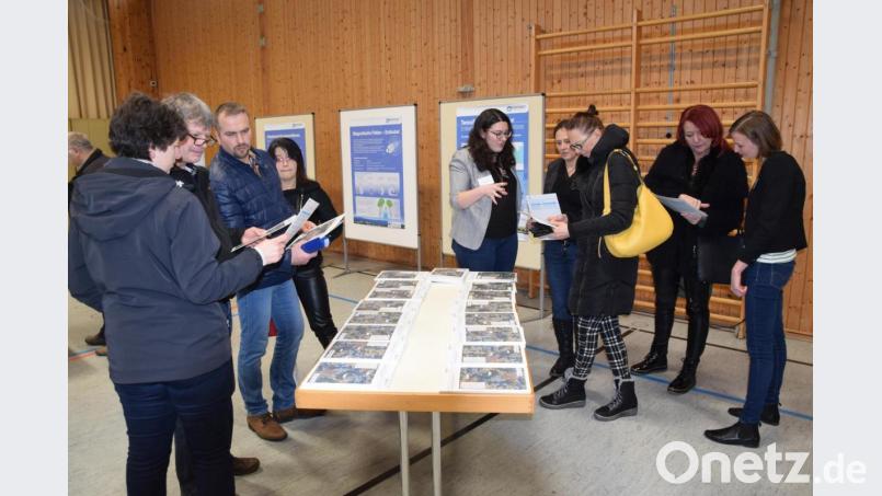 Tennet-Mitarbeiter informieren die Eigner der im Trassenkorridor gelegenen Grundstücke. Auf dem Tisch liegen die Tafeln für die jeweiligen Gemeindegebiete. Bild: fz