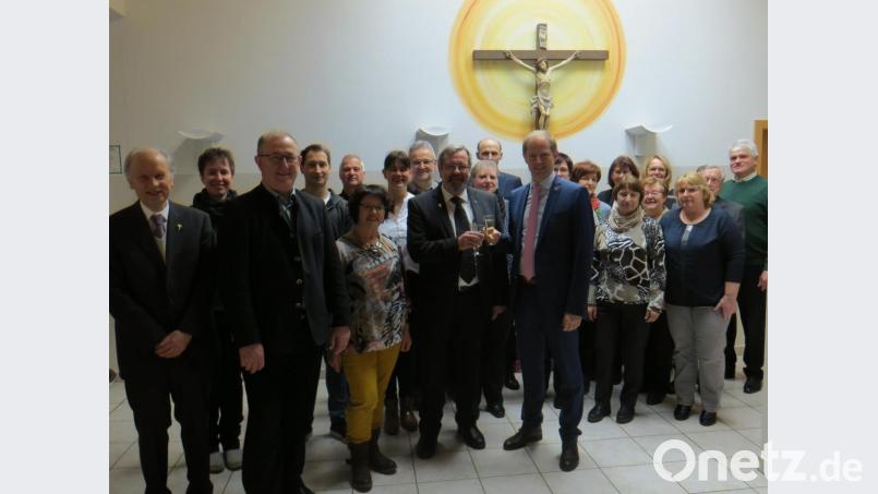 Pfarrgemeinderatssprecher, Kirchenpfleger, die Vorsitzenden der kirchlichen Vereine, Pfarrer Markus Ertl und die Ruhestandsgeistlichen Schlosser und Bergmann, sowie Bürgermeister Konrad Kiener stießen auf das neue Jahr an. Bild: exb